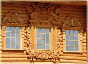 деревянный дом с резными украшениями